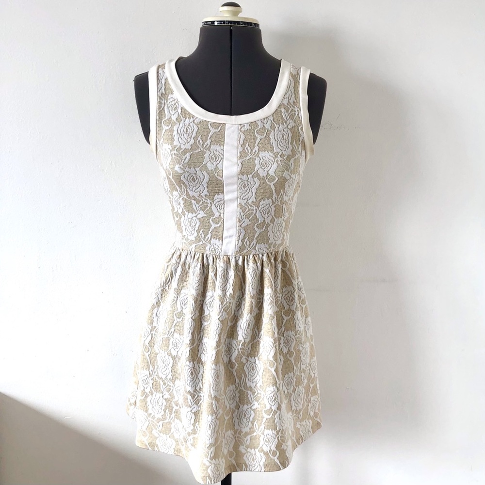 🎀 5/$25 Love…Ady beige floral fit and flare dress sz XS